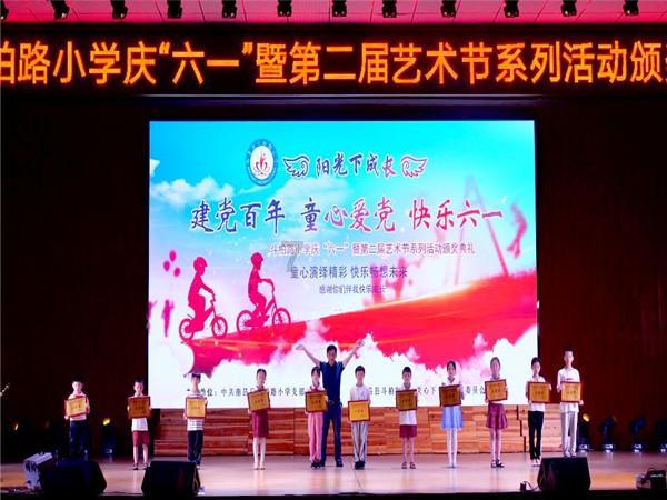 起亚k2电瓶骆驼好还是风帆好？游戏画面